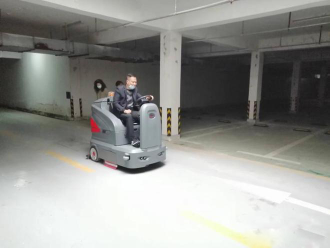 烟台小区物业保洁不用人力改用驾驶式洗地机了